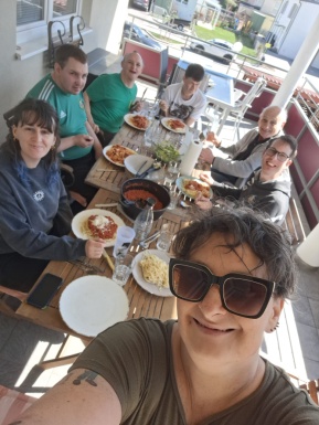 Gruppen Selfie beim Essen