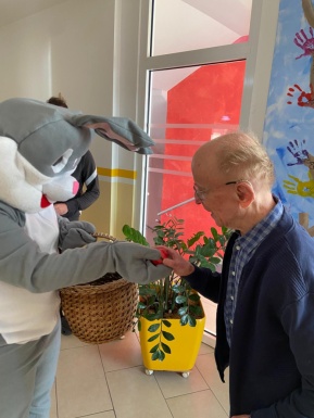 Osterhase &uuml;bergibt einem Mann ein Ei