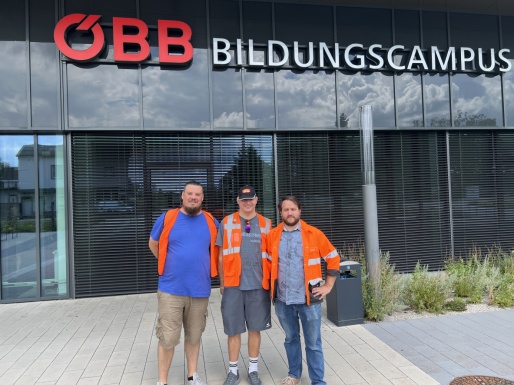 Drei Männer vor dem ÖBB Bildungscampus