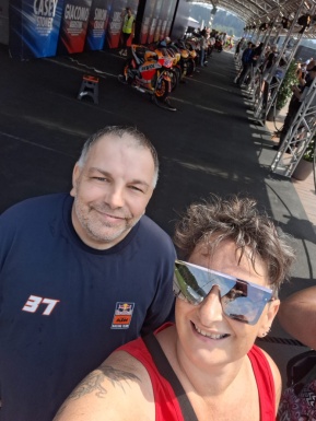 Foto v. Mann und einer Frau mit Motorräder im Hintergrund