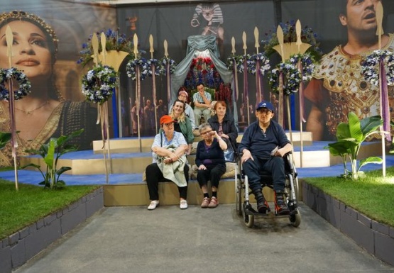 Gruppenfoto in einer Gartenlandschaft innen