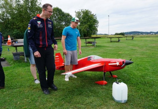 Zwei Männer vor Modellflugzeug
