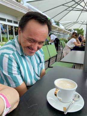 Mann sitzend bei Kaffee
