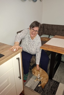 Frau streichelt Hund