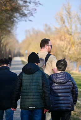Gruppe die spazieren geht von hinten fotografiert