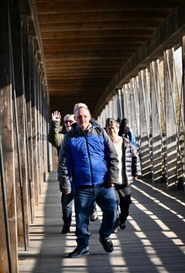 Gruppenfoto auf einer &uuml;berdachten Br&uuml;cke