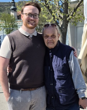 Zwei M&auml;nner die sich freundschaftlich umarmen