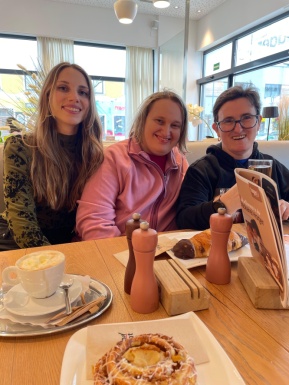 Drei Frauen im Kaffeehaus