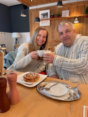 Frau uns Mann sto&szlig;en mit Kaffee an