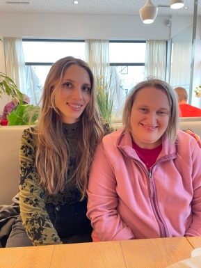 Zwei Frauen im Kaffeehaus