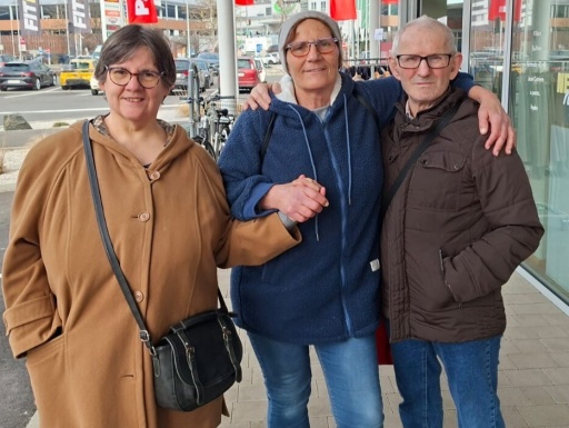 Gruppenfoto von 2 Frauen und einem Mann