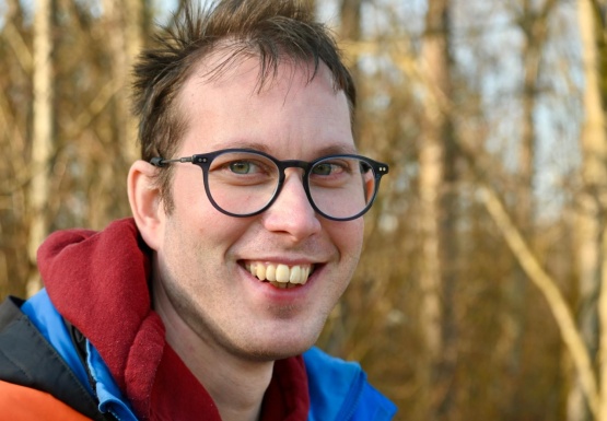 Portrait von einem Mann mit Brille der l&auml;chelt