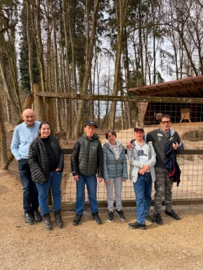 Gruppenfoto vor Tiergehege