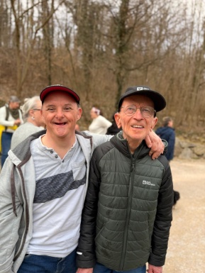 Ein Mann legt den Arm freundschaftlich um einen anderen Mann