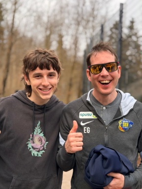 Zwei M&auml;nner lachen in die Kamera