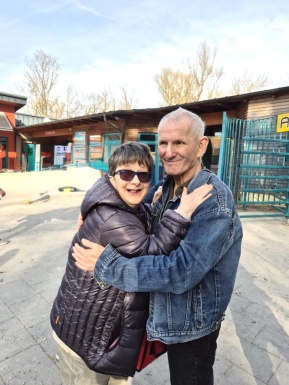 Eine Frau und ein Mann umarmen sich freundschaftlich