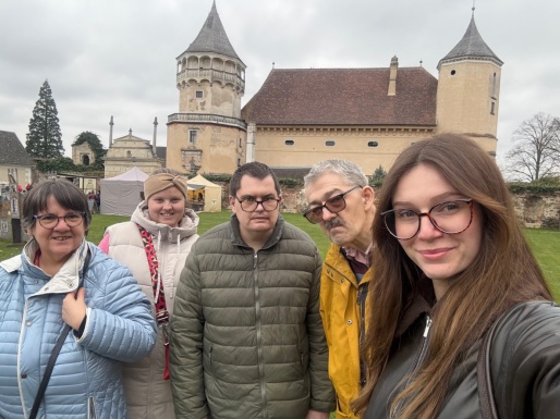Gruppenfoto vor einer Burg