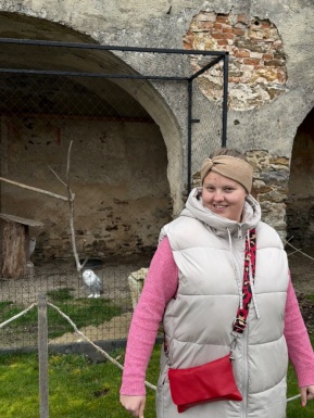 Frau vor einem Tiergehege