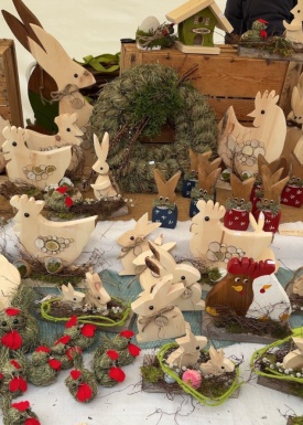 Osterdeko aus Holz auf einem Tisch pr&auml;sentiert