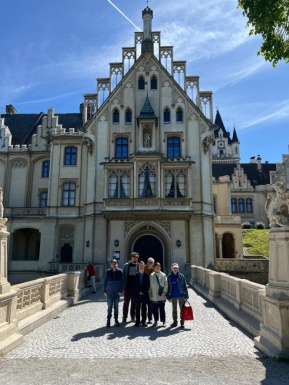Gruppenfoto vor Schloss