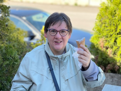 Frau mit Brille h&auml;lt Eist&uuml;te