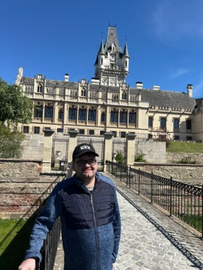 Mann steht vor Schloss