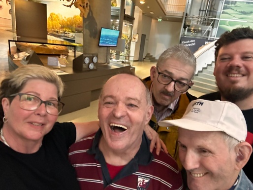 Gruppenselfie im Museum