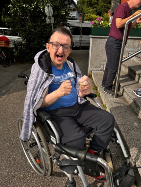 Mann im Rollstuhl beim Eis essen