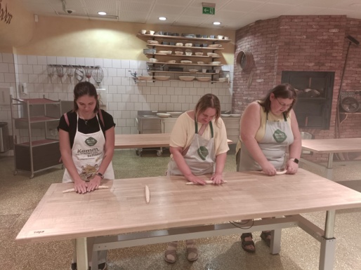 Drei Frauen beim Formen eines Geb&auml;ckst&uuml;ckes
