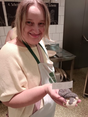 Eine Frau h&auml;lt ihr selbstgemachtes Mohnflesserl in der Hand