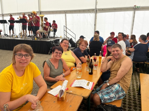 Gruppenfoto beim Heurigen