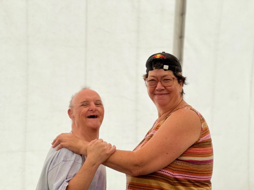Ein Mann und eine Frau beim Tanzen