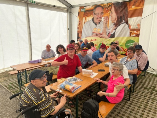 Gruppenfoto beim Heurigen