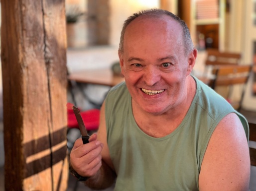 Portraitfoto eines Mannes der l&auml;chelt
