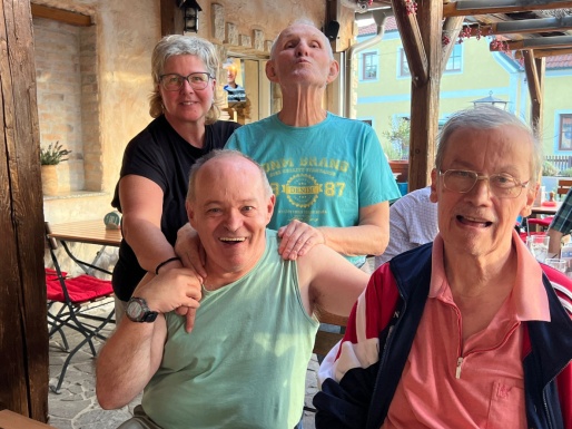 Gruppenfoto von drei M&auml;nnern mit ihrer Betreuerin