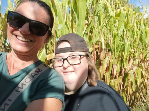 Selfie von zwei Frauen mit Brille