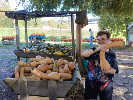 Eine Frau h&auml;lt einen l&auml;nglichen K&uuml;rbis