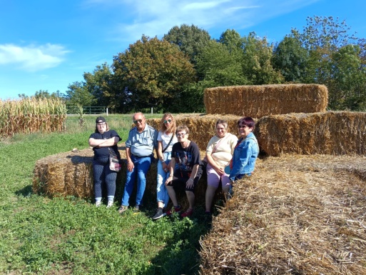 Gruppenfoto bei gro&szlig;en Heuballen