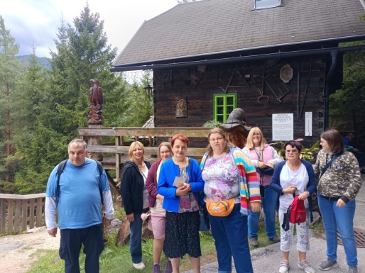 Gruppenfoto vor einem Holzhaus