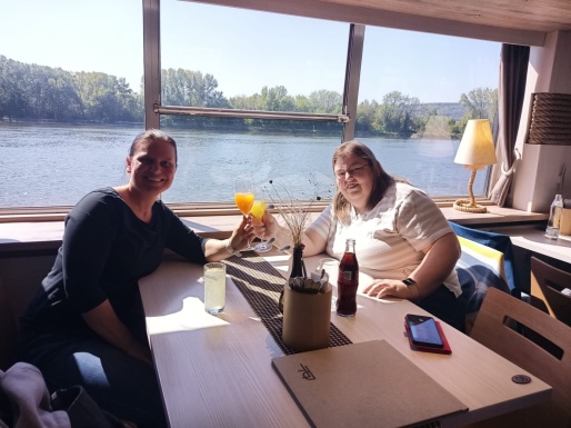 Zwei Frauen beim Essen am Schiff