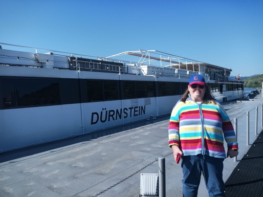 Frau steht vor Schiff