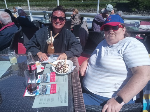 Zwei Frauen beim Eis essen am Schiff