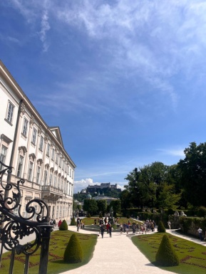 Großes weißes Haus in schönem Garten mit Menschen
