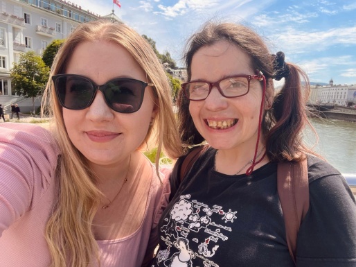 Zwei Frauen mit Brillen