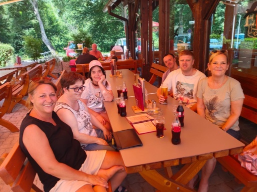 Eine Menschengruppe beim Tisch mit Getränken