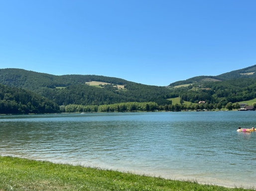 See mit Wiese und Berge