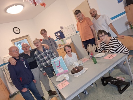 Gruppenfoto mit Frau die Geburtstag hat