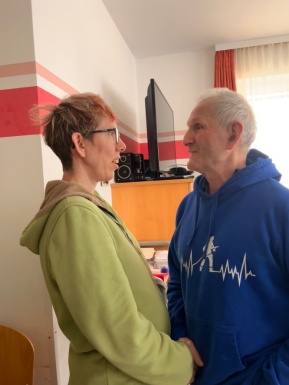 Mann gratuliert Frau zum Geburtstag