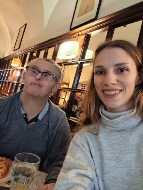 Mann und Frau im Kaffeehaus