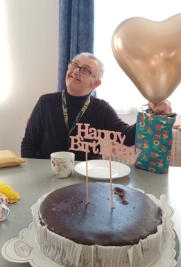 Mann mit Luftballon und Geburtstagstorte